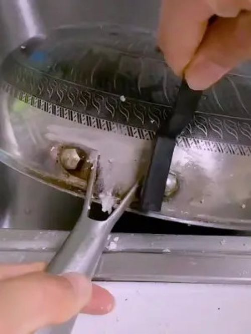 廚房燃?xì)庠詈诤鹾醯念B固油污很難清洗,用這個(gè)清潔刷,水槽縫隙也可以用它搞定 清潔刷子 廚房好物 實(shí)用工具